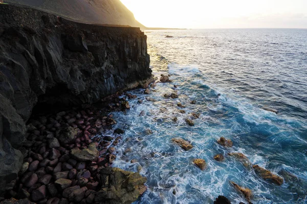 Západ slunce nad oceánem pobřeží, El Hierro, Kanárské ostrovy, Španělsko — Stock fotografie