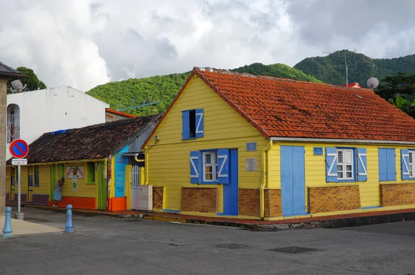 LES ANSES D 'ARLET, MARTINIQUE, FRANÇA - 31 DE DEZEMBRO: Edifícios coloridos no centro de Les Anses d' Arlet em 31 de dezembro de 2016, Ilha da Martinica - Pequenas Antilhas, território ultramarino francês — Fotografia de Stock