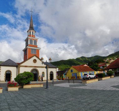 Les Anes D'Arlet, Martinique, Fransa - 31 Aralık: Kilise Saint Henry önünde 31 Aralık 2016, Martinique Adası - küçük Antiller, Fransız denizaşırı toprağı bekleyenler