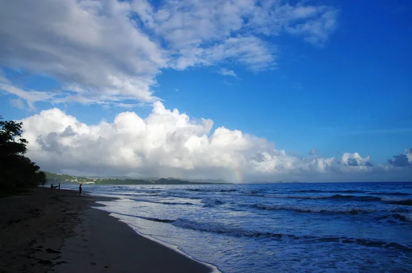 LA DIAMOND, MARTINIQUE, FRANCIA - 31 DE DICIEMBRE: La gente camina por la playa de La Diamond el 31 de diciembre de 2016 Isla Martinica, Antillas Menores — Foto de Stock