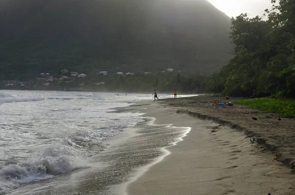 LA DIAMOND, MARTINIQUE, FRANCE - 31 ДЕКАБРЯ: People walk about the La Diamond Beach on December 31, 2016, Martinique Island, Lesser Antilles — стоковое фото