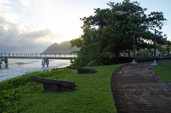 Kanoner på ocean edge La Diamond, Martinique Island, Små Antillerna — Stockfoto