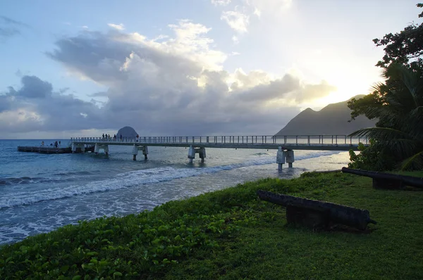 De pier in La Diamond beach, Martinique Island, Bovenwindse eilanden — Stockfoto