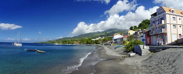 SAINT PIERRE, MARTINIQUE, JUNUARY 2 : The littoral of caribbean Saint Pierre town on January 2, 2017, Martinique island, French, Lesser Antilles — Stock Photo, Image