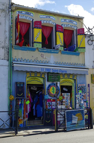 SAN PIERRE, MARTINIQUE, 2 DE JUNIO: La pequeña tienda de turismo en la ciudad caribeña de San Pedro el 2 de enero de 2017, Isla Martinica, Francés, Antillas Menores —  Fotos de Stock