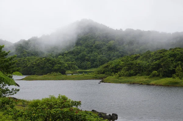 Az édesvízi tó, Morne Trois tájképét Nemzeti Park (Unesco Világörökség), Dominikai Köztársaság. Kis-Antillák — Stock Fotó