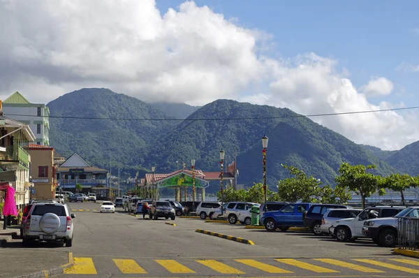 Roseau, Dominica - 5 januari 2017 - het leven op straat van Roseau stad op 5 januari 2017. Roseau is de hoofdstad van Dominica eiland, mindere antylles — Stockfoto