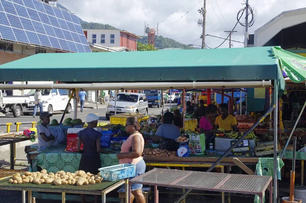 Roseau, Dominica - 5 januari 2017 - mensen bezoeken de oude Roseau markt op 5 januari 2017. De markt was vroeger een slavenmarkt. — Stockfoto