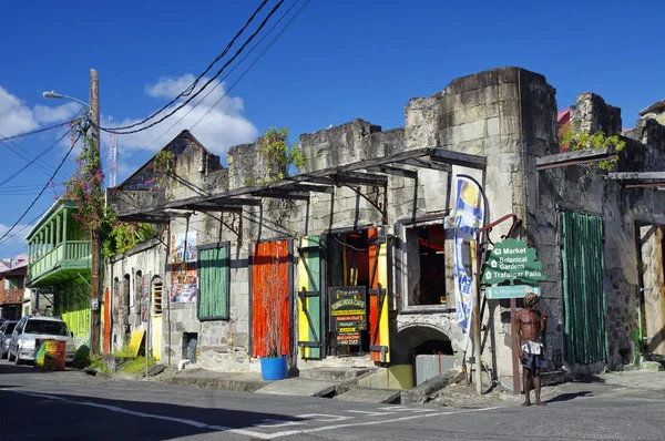 ROSEAU, DOMINICA - JANEIRO 5, 2017 - A vida de rua da cidade de Roseau em 5 de janeiro de 2017. Roseau é a capital da ilha Dominica, Menores antílopes — Fotografia de Stock