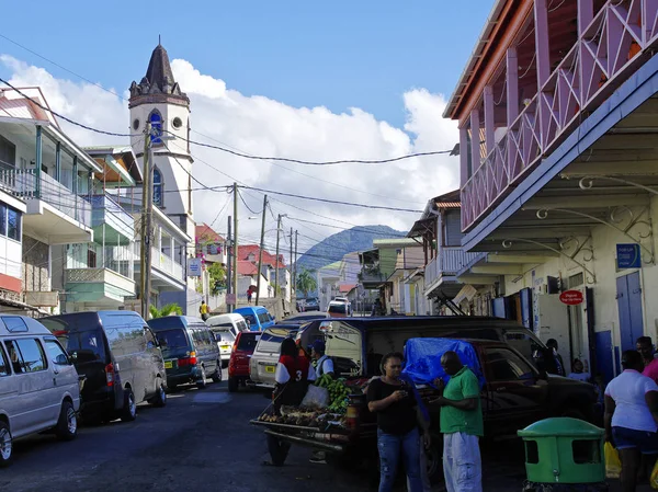 Розо, Домініка - 5 січня 2017 - життя вулиці Розо місто на 5 січня 2017 року. Розо є столицею острова Домініка, Малі Антильські острови — стокове фото