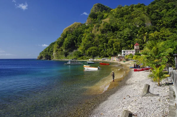 Soufriere, Dominika - 6 Ocak 2017 - balıkçılar Soufriere Köyü plajında 06 Ocak 2017 üzerinde çalışıyor. Dominika Adası, küçük Antiller