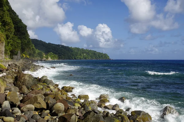 A kő partján a Berekua village, Dominika, kis-Antillák — Stock Fotó