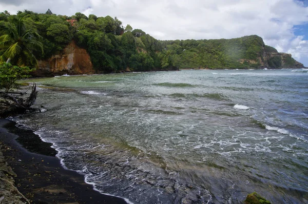 Uma praia perto da aldeia Calibishie na ilha Dominica, Pequenas Antilhas — Fotografia de Stock