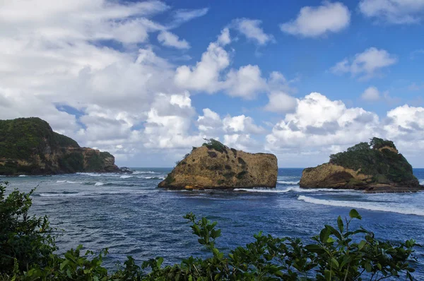 Два скалистых острова недалеко от деревни Калибиши на острове Доминика, Малые Антильские острова — стоковое фото