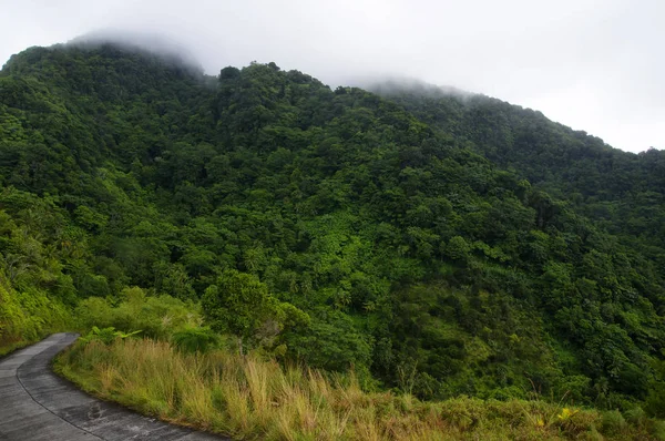 Uma estrada de montanhas de Penville para Portsmouth, Dominica, Pequenas Antilhas — Fotografia de Stock