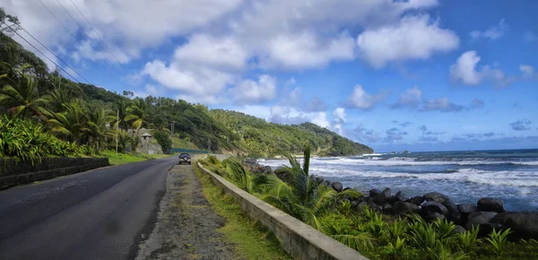 La costa di pietra nel villaggio di Berekua, Dominica, Piccole Antille — Foto Stock