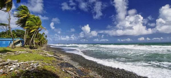 Una playa en la bahía de Londonderry en la isla Dominica, Antillas Menores — Foto de Stock