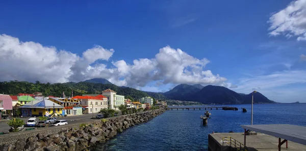 ROSEAU, DOMINICA - JANUARY 9, 2017 - Kehidupan jalanan kota Roseau pada 9 Januari 2017. Roseau adalah ibu kota pulau Dominika, Antilles Kecil — Stok Foto