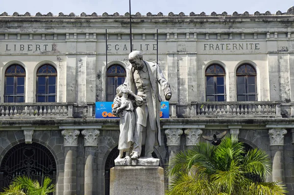Φορ ντε Φρανς, Μαρτινίκα - 9 Ιανουαρίου 2017 - το άγαλμα του αναπληρωτή Victor Schoelcher μπροστά από δικαστήριο σε Φορ στις 9 Ιανουαρίου 2017. Φορ ντε Φρανς είναι η πρωτεύουσα του νησιού Μαρτινίκα, μικρότερο — Φωτογραφία Αρχείου