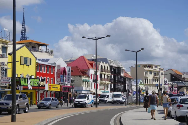 FORT-DE-FRANCE, MARTINIQUE - JANUARY 9, 2017 - The street life of Fort-de-France city on January 9, 2017. Fort-de-France is the capital of Martinique island, Lesser Antilles — Stock Photo, Image