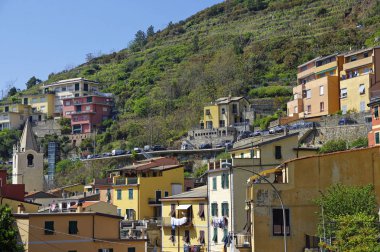 Riomaggiore, İtalya - 14 Nisan 2017: Bir renkli evlerde Riomaggiore üzerinde 14 Nisan 2017. Riomaggiore beş ünlü Cinque Terre köyleri biridir