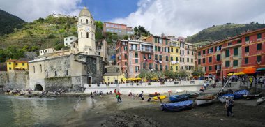 Vernazza, İtalya - 14 Nisan 2017: Renkli Merkezi, Vernazza üzerinde 14 Nisan 2017. Vernazza beş ünlü Cinque Terre köyleri biridir