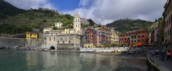 Vernazza, Italia - 14 aprilie 2017: Centrul colorat al Vernazza pe 14 aprilie 2017. Vernazza este unul dintre cele cinci renumite sate Cinque Terre. — Fotografie, imagine de stoc