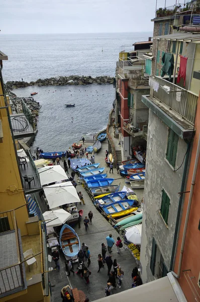 Riomaggiore, Italia - 14 de abril de 2017: Las calles con casas coloridas en Riomaggiore el 14 de abril de 2017. Riomaggiore es uno de los cinco famosos pueblos de Cinque Terre — Foto de Stock