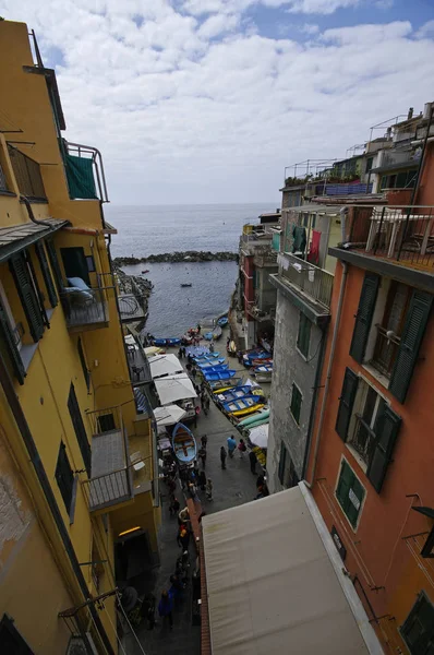 Riomaggiore, İtalya - 14 Nisan 2017: Riomaggiore üzerinde 14 Nisan 2017 renkli evlerde sokakları. Riomaggiore beş ünlü Cinque Terre köyleri biridir — Stok fotoğraf