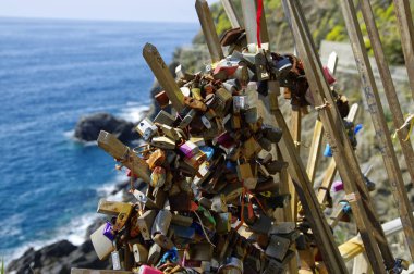 Riomaggiore, dell'Amore üzerinden için giriş kapısında asma kilitler. Ligurya Bölgesi, İtalya