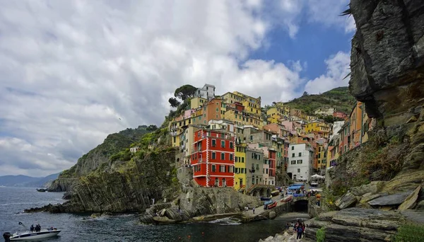 Riomaggiore, İtalya - 14 Nisan 2017: Güneşli bir günde Riomaggiore, İtalya için 14 Nisan 2016 renkli evlerin görünümünü. Riomaggiore beş ünlü Cinque Terre köyleri biridir — Stok fotoğraf