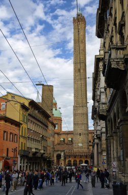 Bologna, İtalya - 17 Nisan 2017: Bologna Merkezi 17 Nisan 2017 üzerinde İtalya Bisiklet veya yürüyüş insanlar