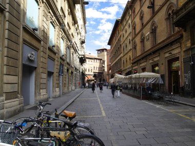 Bologna, İtalya - 17 Nisan 2017: Bologna Merkezi 17 Nisan 2017 üzerinde İtalya Bisiklet veya yürüyüş insanlar