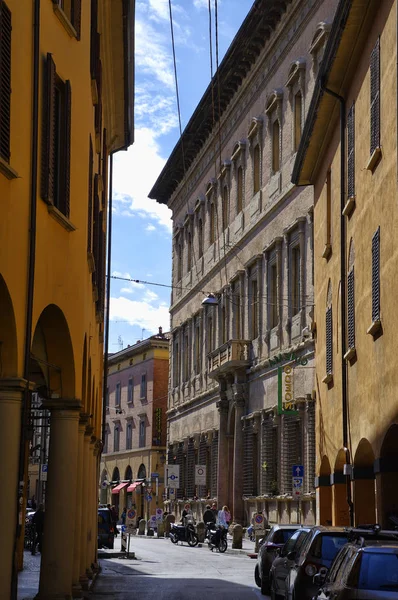 Bologna, Olaszország - április, 17, 2017: Utcák, Bologna központjától a 2017. április 17., Olaszország — Stock Fotó