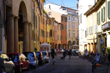 Bologna, İtalya - 17 Nisan 2017: Bologna Merkezi 17 Nisan 2017 üzerinde İtalya Bisiklet veya yürüyüş insanlar