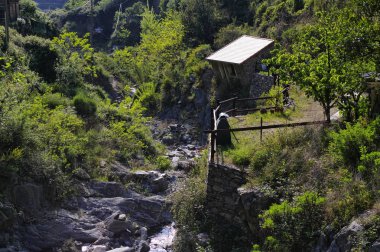 Eski yazlık Vernazza village yakınındaki nehrin mahvetti, Vernazza beş ünlü Cinque Terre köyleri biridir