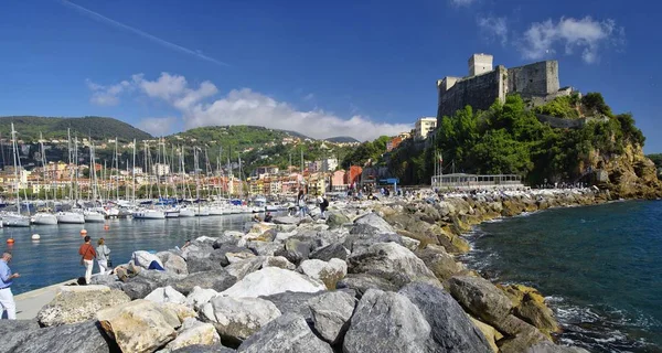 Lerici, Italy - April 16, 2017: Castello di Lerici offers a beautiful view of the entire city of Lerici, Liguria region, Italy — Stock Photo, Image