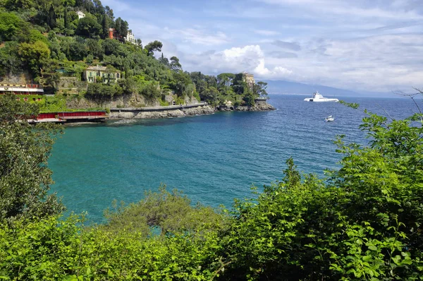 Pemandangan pinggir pantai dari distrik pinggiran kota Portofino, Portofino adalah salah satu resor liburan paling terkenal. Liguria wilayah, Italia — Stok Foto