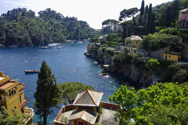 Kıyı şeridi görünümü Portofino banliyö bölgesi Portofino en ünlü tatil biridir. Ligurya Bölgesi, İtalya — Stok fotoğraf
