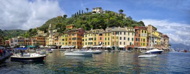 Portofino, İtalya - 15 Nisan 2017: Lüks teknelerle Portofino bağlantı noktası renkli evlerin içinde belgili tanımlık geçmiş. Ligurya Bölgesi, İtalya