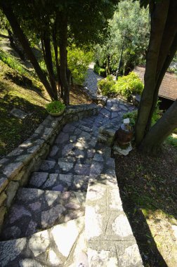 Merdiven ve dar sokakları ile tipik İtalyan Bahçe