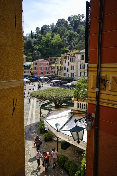 포르토피노, 이탈리아-4 월 15 일, 2017: 광장 Martiri dell'Olivetta Portofino, 포르토피노에서에서 가장 유명한 휴양지 중 하나입니다. 이탈리아 리구리아 주 지역 — 스톡 사진