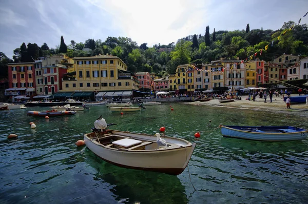 Portofino, Italia - 15 aprilie 2017: Nave de pescuit în portul Portofino cu case colorate în fundal. Liguria, Italia — Fotografie, imagine de stoc