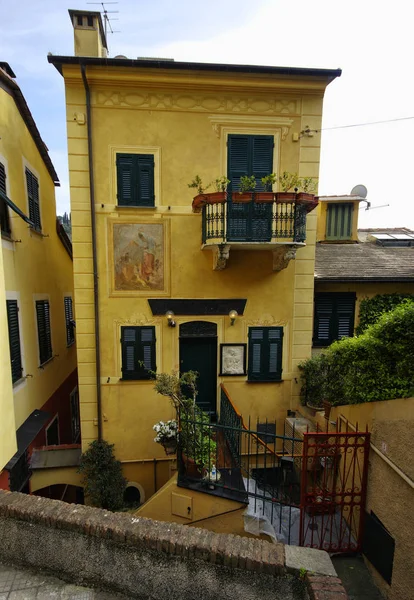 Ett färgglada hus i havet byn Portofino, Portofino är en av de mest berömda holiday resort. Ligurien, Italien — Stockfoto