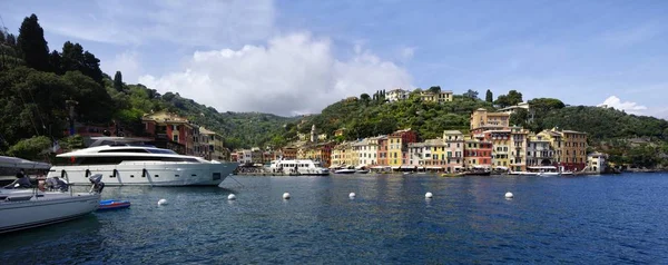 Portofino, Olaszország - 2017. április 15.: Luxus hajók a Portofino kikötő és a háttérben színes házak. Liguria régió, Olaszország — Stock Fotó