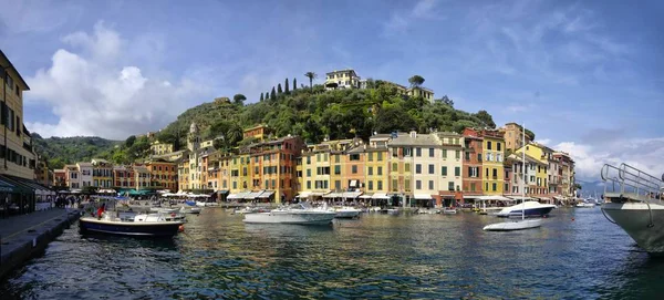 Portofino, Olaszország - 2017. április 15.: Luxus hajók a Portofino kikötő és a háttérben színes házak. Liguria régió, Olaszország — Stock Fotó