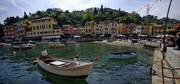 Portofino, Italia - 15 aprilie 2017: Nave de pescuit în portul Portofino cu case colorate în fundal. Liguria, Italia — Fotografie, imagine de stoc
