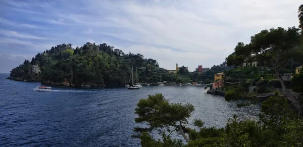 Kıyı şeridi görünümü Portofino banliyö bölgesi Portofino en ünlü tatil biridir. Ligurya Bölgesi, İtalya — Stok fotoğraf