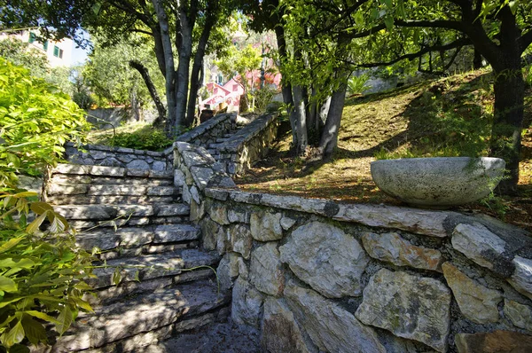 Typical italian garden with stairs and narrow alleys — Stock Photo, Image