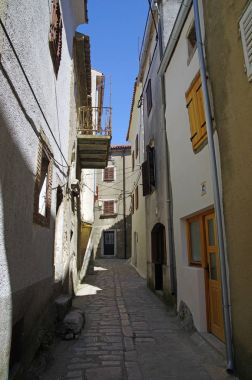 Issız sokak içinde Merkezi, tarihi Vrbnik Krk Adası üzerinde 30 Nisan 2017. Hırvatistan